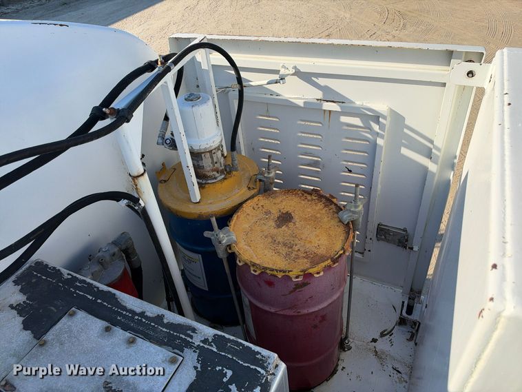 image for item FN3828 2009 Peterbilt 335 fuel / lube truck