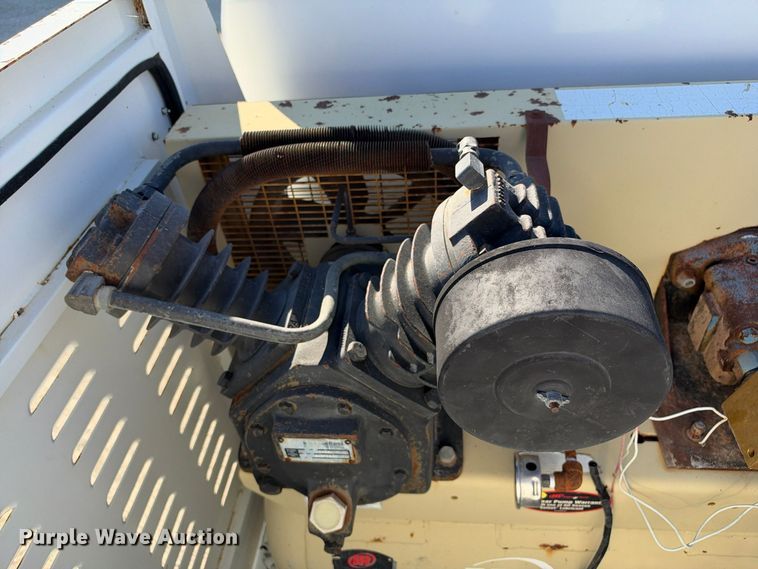 image for item FN3828 2009 Peterbilt 335 fuel / lube truck