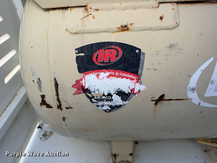 image for item FN3828 2009 Peterbilt 335 fuel / lube truck