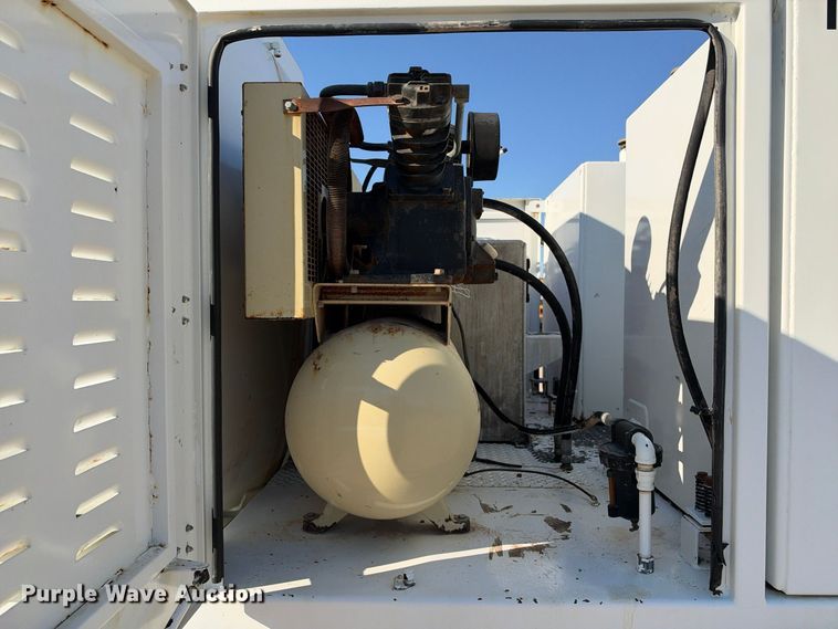 image for item FN3828 2009 Peterbilt 335 fuel / lube truck