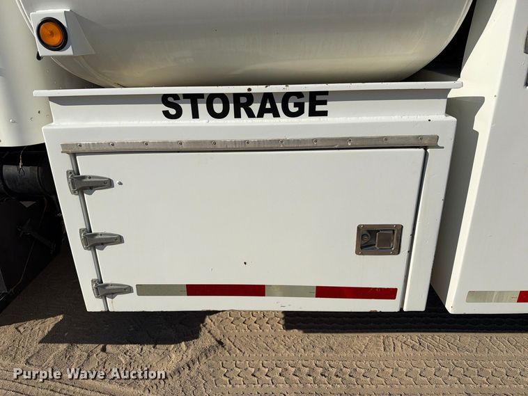 image for item FN3828 2009 Peterbilt 335 fuel / lube truck
