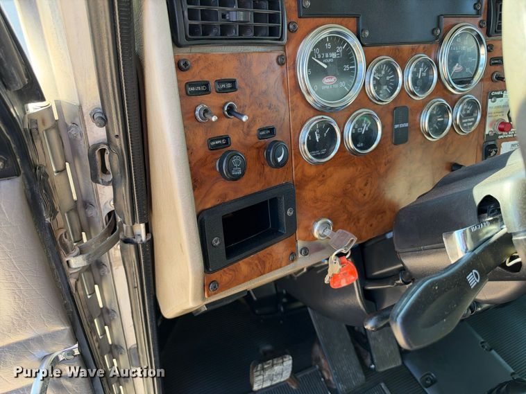 image for item FN3828 2009 Peterbilt 335 fuel / lube truck