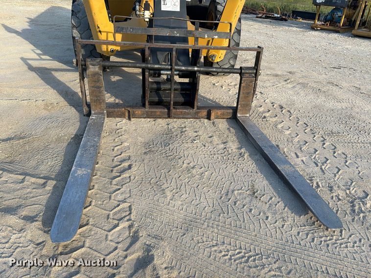 image for item FN3864 2015 Caterpillar TL943TC telehandler