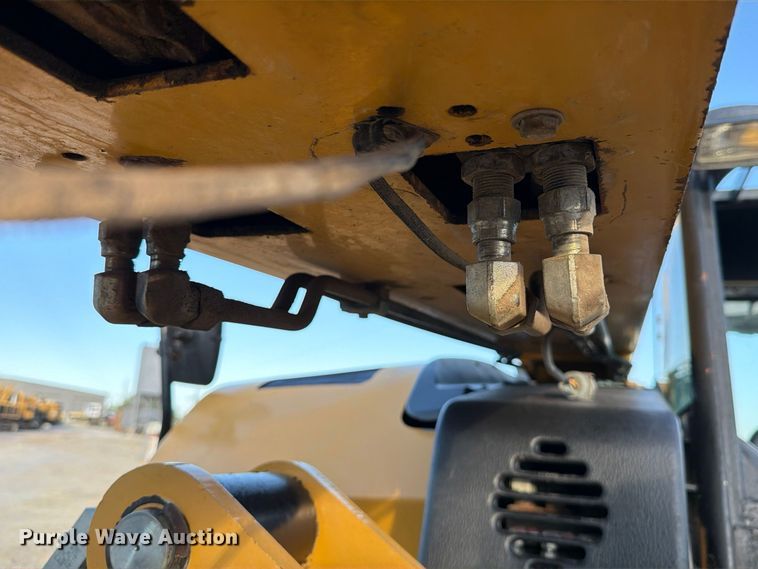 image for item FN3864 2015 Caterpillar TL943TC telehandler
