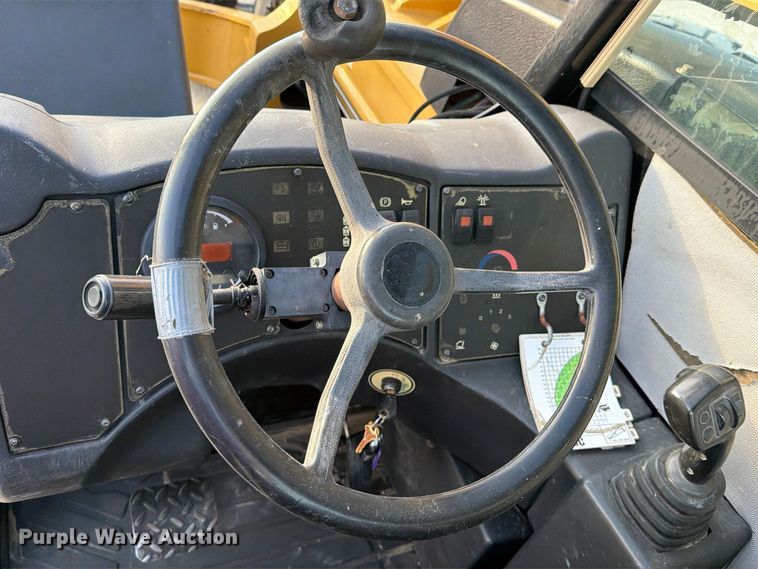 image for item FN3864 2015 Caterpillar TL943TC telehandler