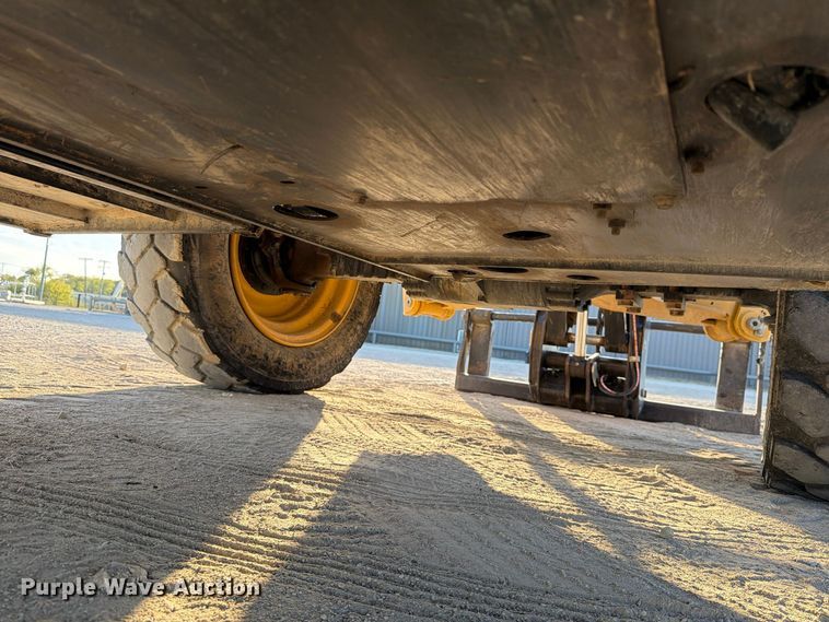 image for item FN3864 2015 Caterpillar TL943TC telehandler