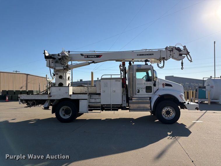 image for item DT3045 2013 Kenworth T370 digger derrick truck