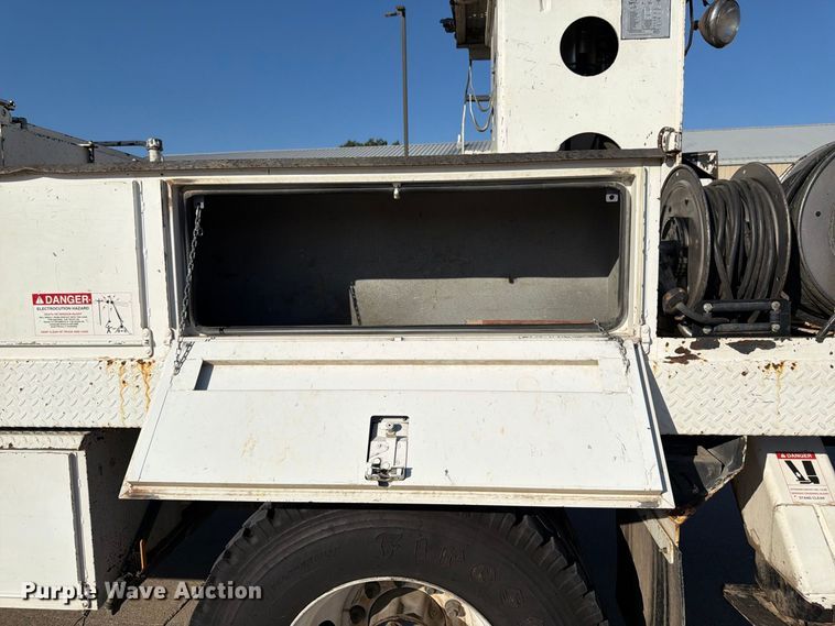 image for item DT3045 2013 Kenworth T370 digger derrick truck