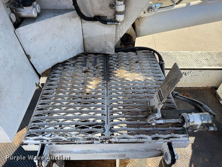 image for item DT3045 2013 Kenworth T370 digger derrick truck