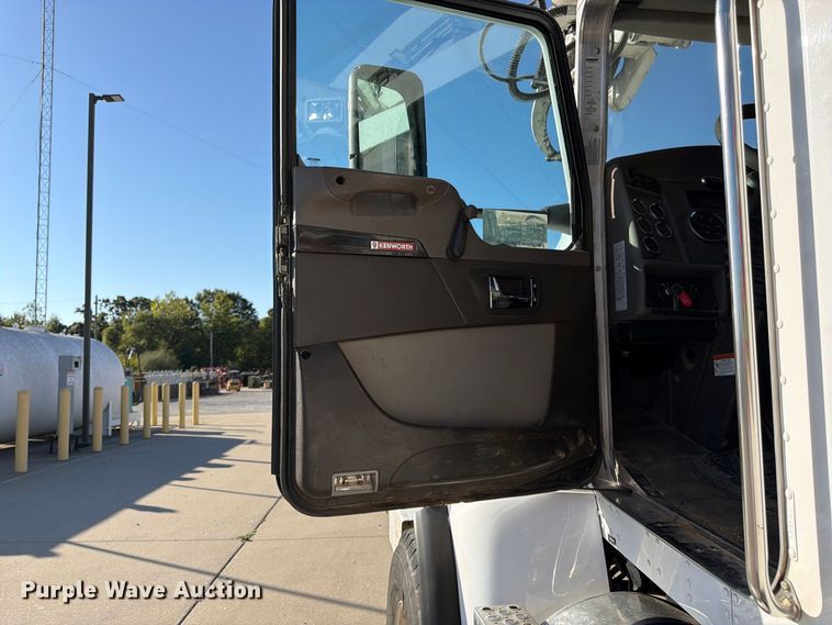 image for item DT3045 2013 Kenworth T370 digger derrick truck