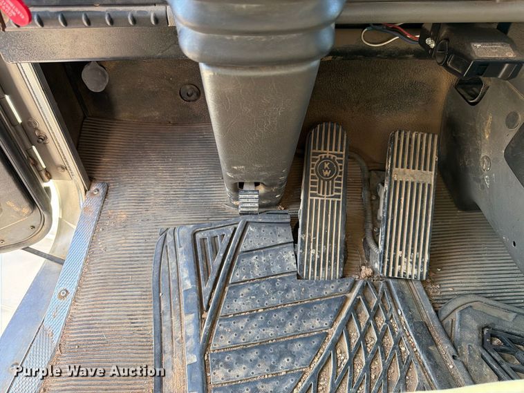 image for item DT3045 2013 Kenworth T370 digger derrick truck