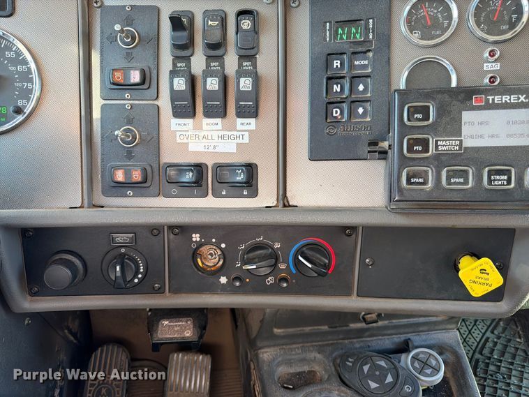 image for item DT3045 2013 Kenworth T370 digger derrick truck