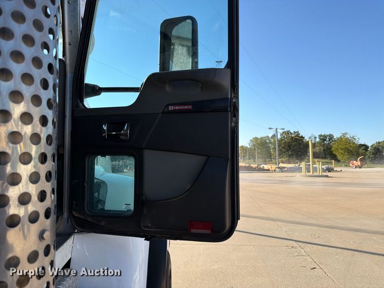 image for item DT3045 2013 Kenworth T370 digger derrick truck