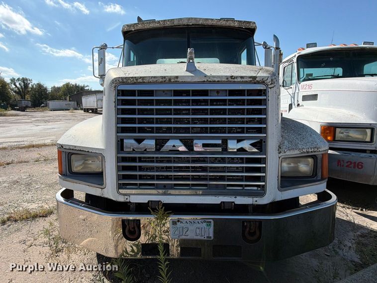 image for item DT3056 1992 Mack CH600 semi truck