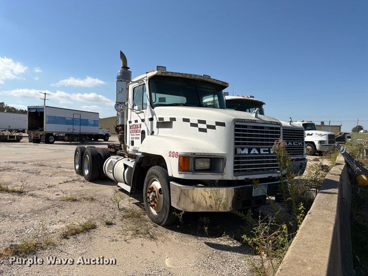 image for item DT3056 1992 Mack CH600 semi truck