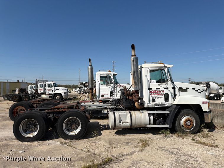 image for item DT3056 1992 Mack CH600 semi truck