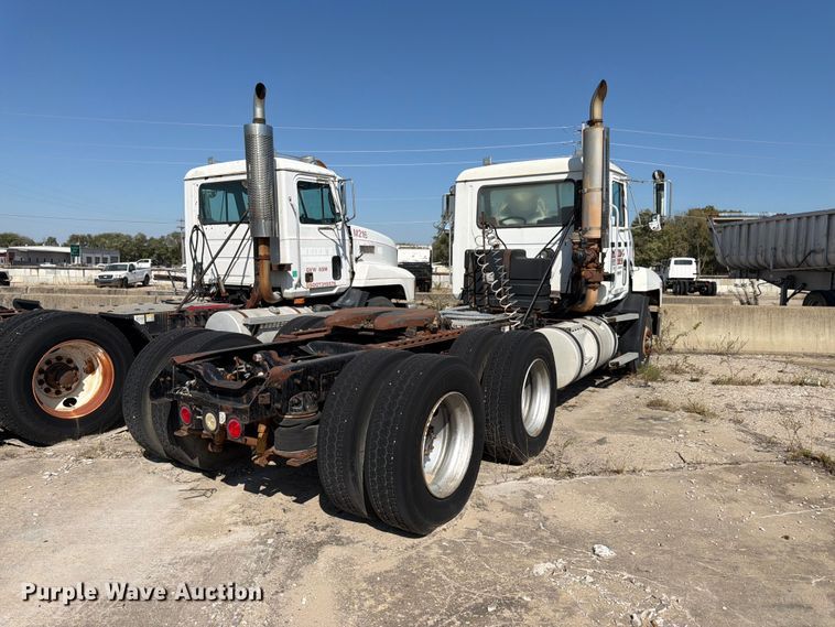 image for item DT3056 1992 Mack CH600 semi truck
