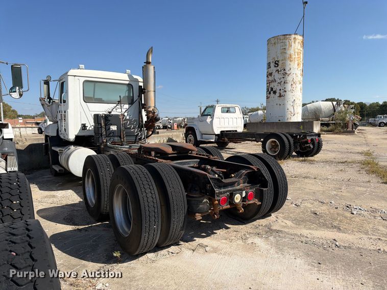 image for item DT3056 1992 Mack CH600 semi truck