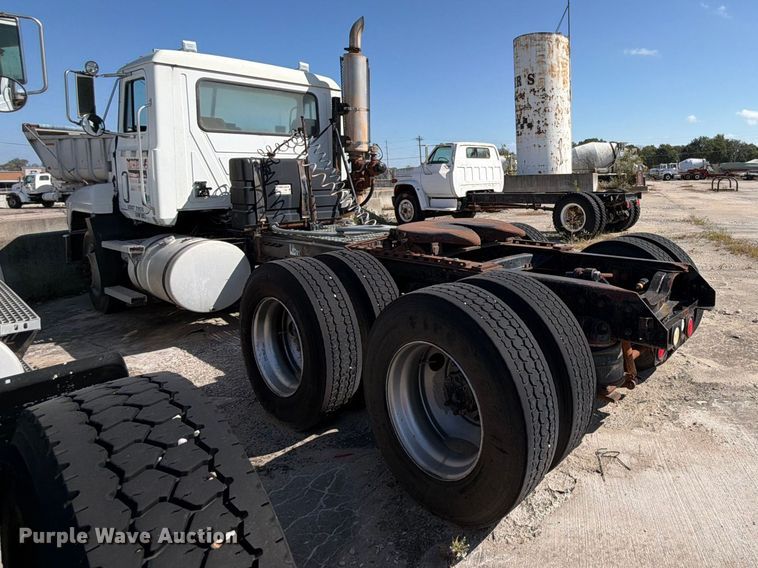image for item DT3056 1992 Mack CH600 semi truck