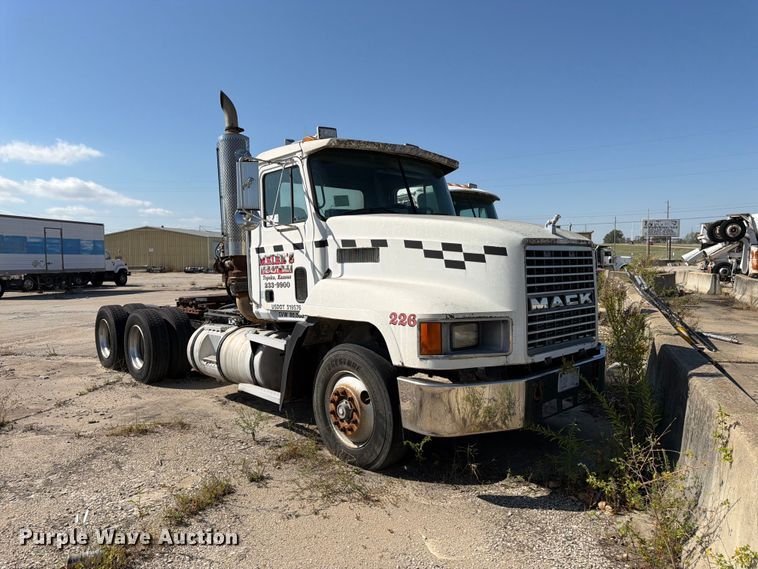 image for item DT3056 1992 Mack CH600 semi truck