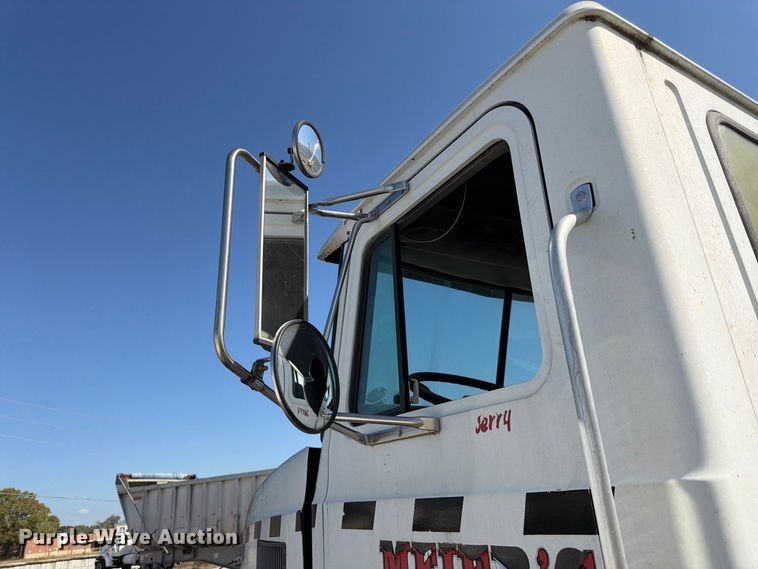 image for item DT3056 1992 Mack CH600 semi truck