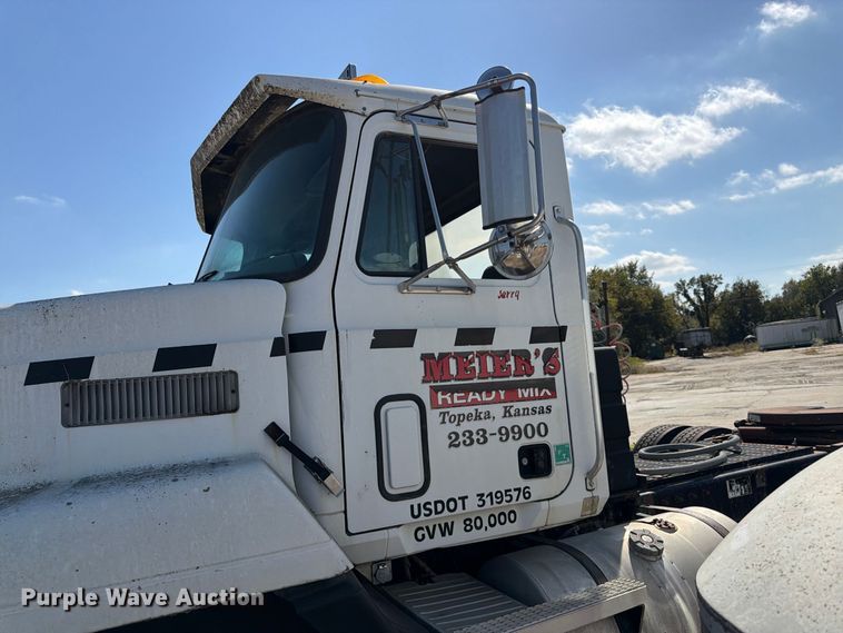 image for item DT3056 1992 Mack CH600 semi truck