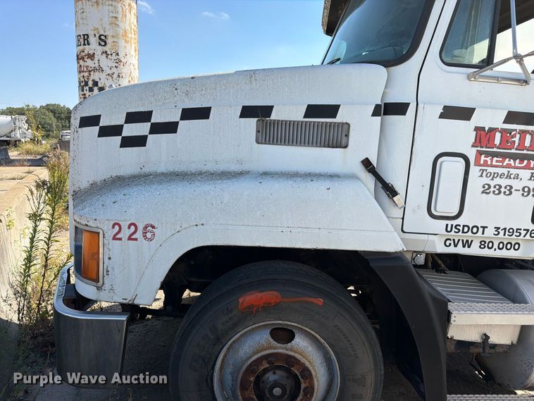image for item DT3056 1992 Mack CH600 semi truck