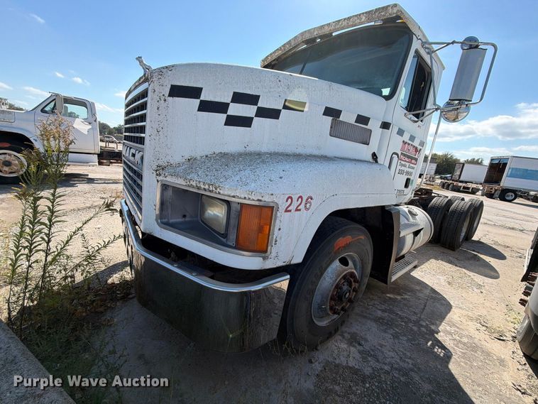 image for item DT3056 1992 Mack CH600 semi truck