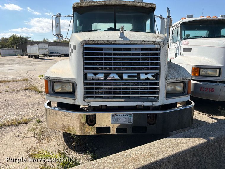 image for item DT3056 1992 Mack CH600 semi truck