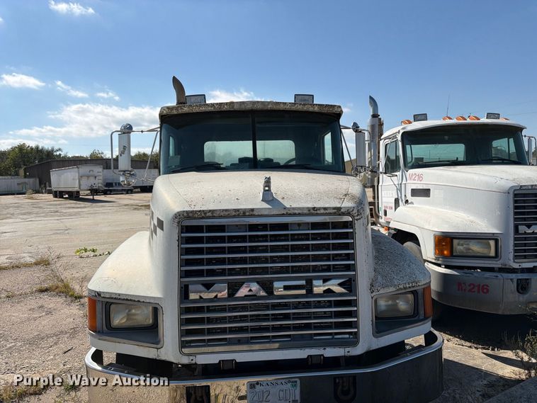 image for item DT3056 1992 Mack CH600 semi truck