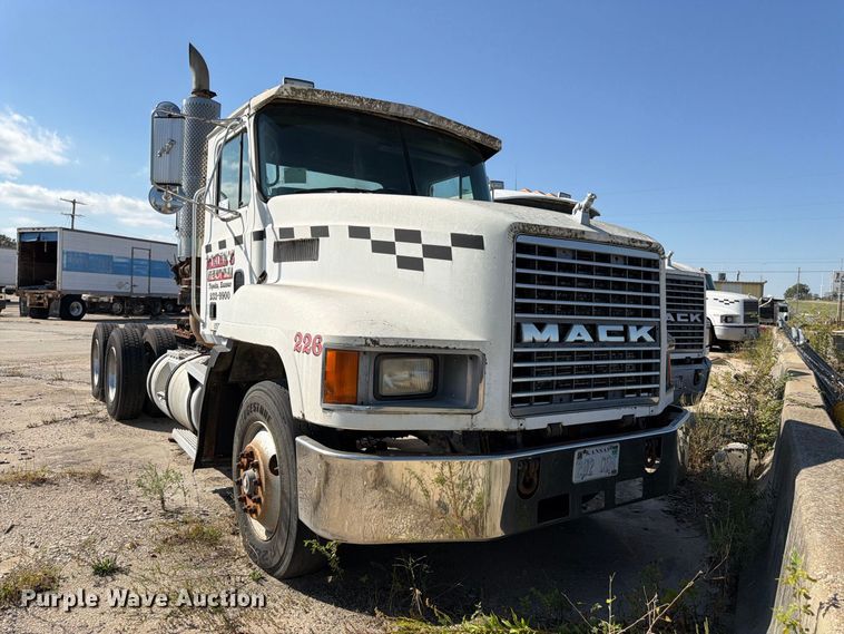 image for item DT3056 1992 Mack CH600 semi truck