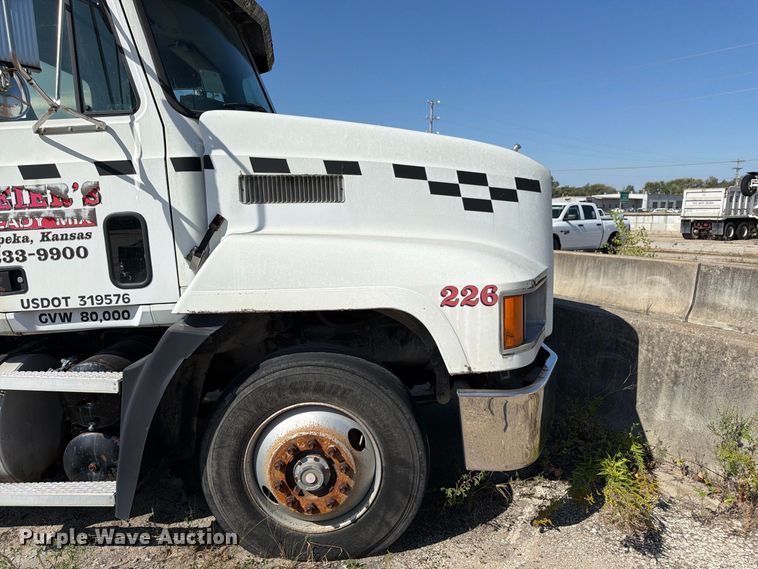 image for item DT3056 1992 Mack CH600 semi truck