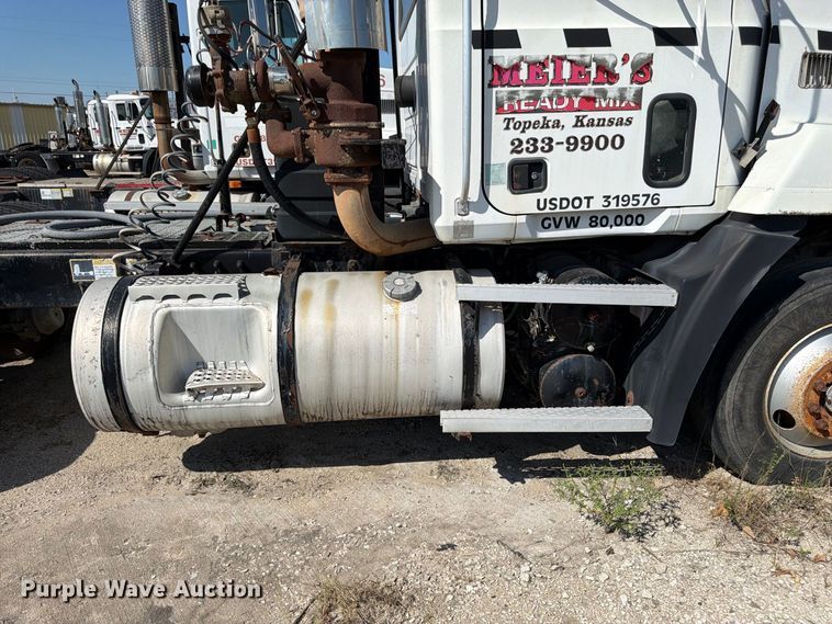 image for item DT3056 1992 Mack CH600 semi truck