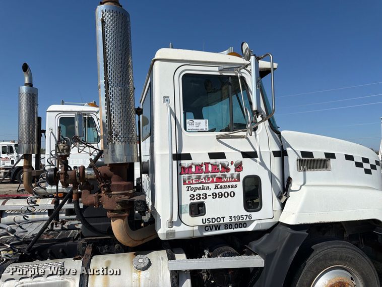 image for item DT3056 1992 Mack CH600 semi truck