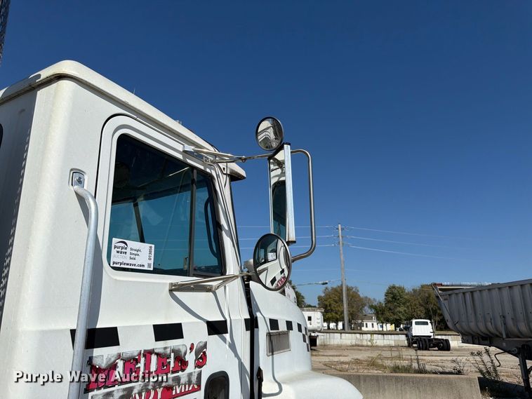 image for item DT3056 1992 Mack CH600 semi truck