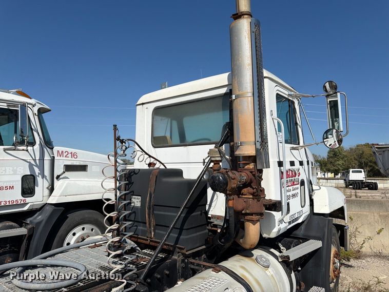 image for item DT3056 1992 Mack CH600 semi truck