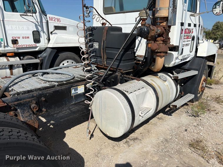 image for item DT3056 1992 Mack CH600 semi truck