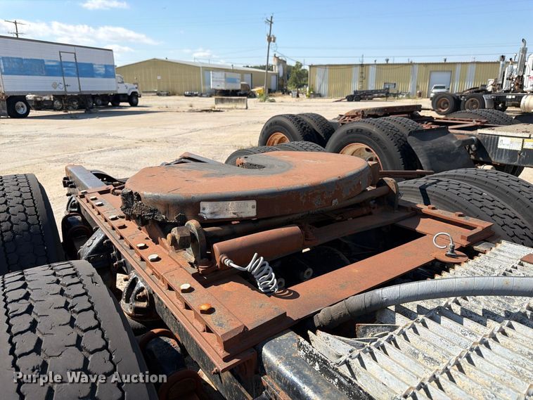 image for item DT3056 1992 Mack CH600 semi truck