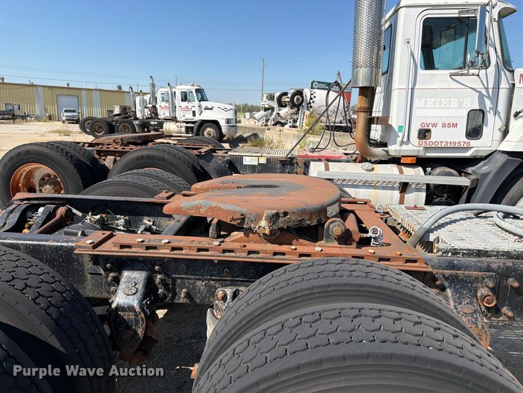 image for item DT3056 1992 Mack CH600 semi truck