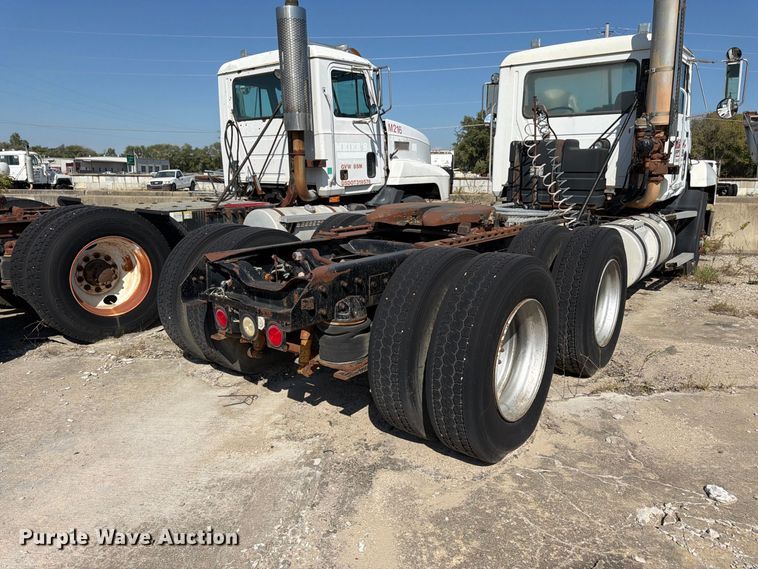 image for item DT3056 1992 Mack CH600 semi truck