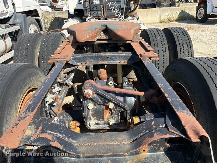 image for item DT3056 1992 Mack CH600 semi truck
