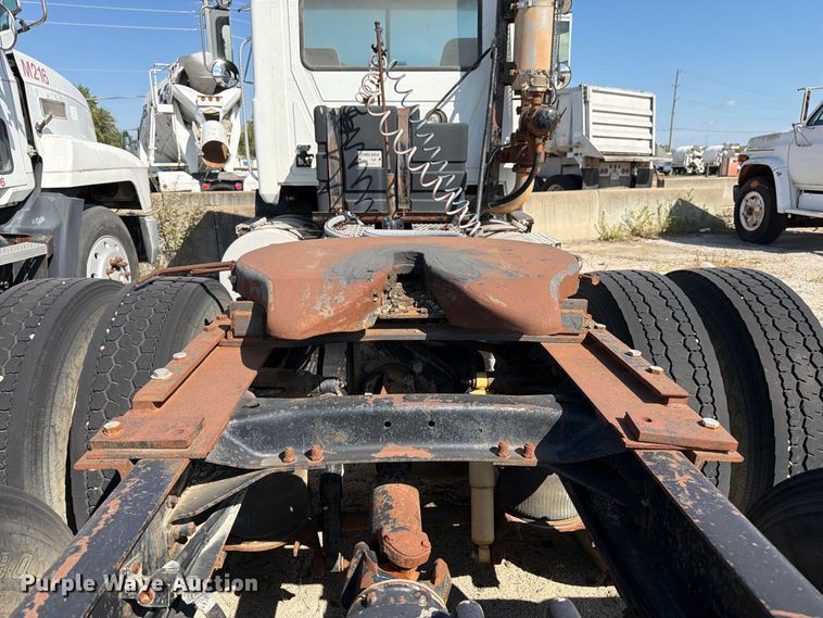 image for item DT3056 1992 Mack CH600 semi truck
