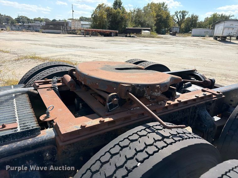 image for item DT3056 1992 Mack CH600 semi truck