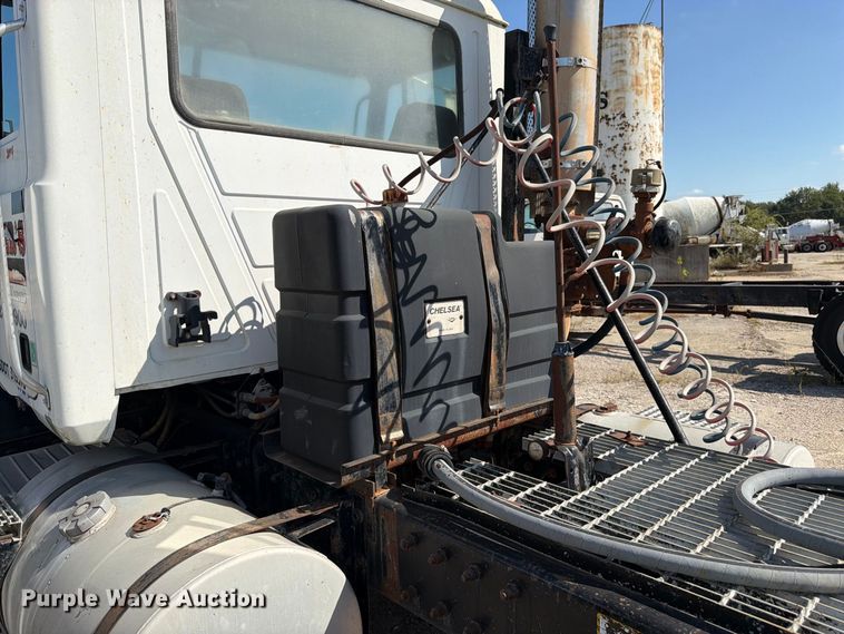 image for item DT3056 1992 Mack CH600 semi truck