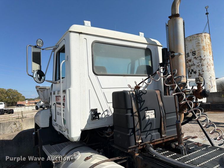 image for item DT3056 1992 Mack CH600 semi truck