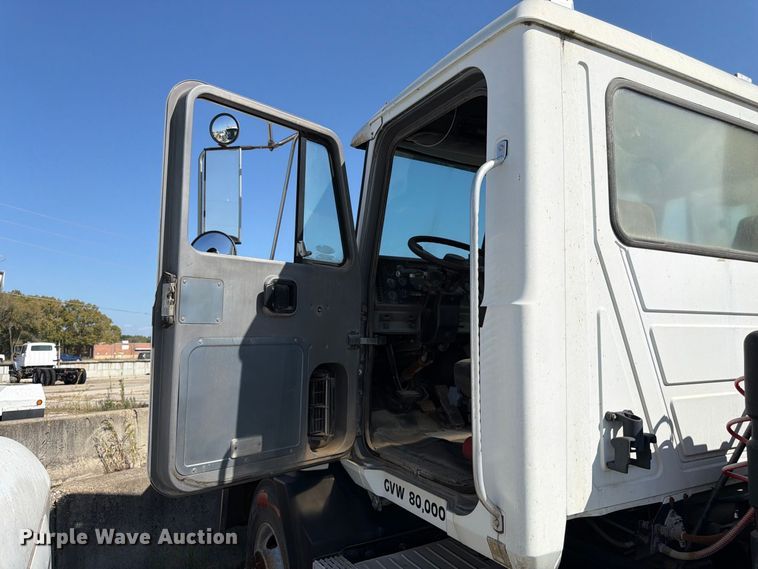 image for item DT3056 1992 Mack CH600 semi truck