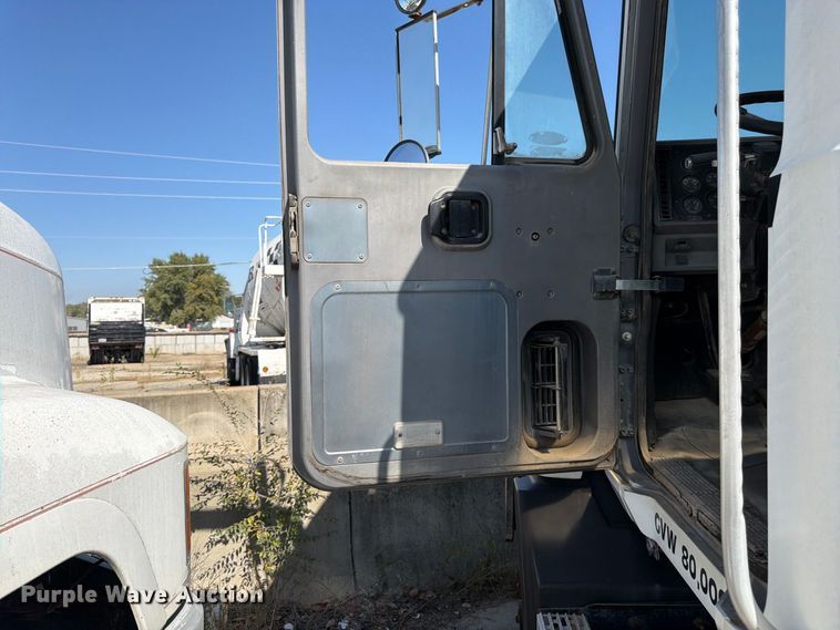 image for item DT3056 1992 Mack CH600 semi truck