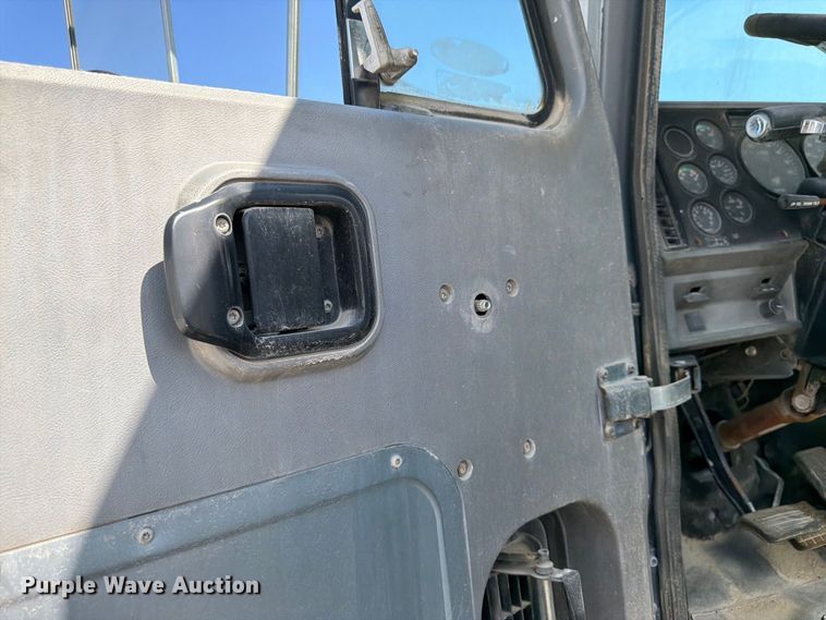 image for item DT3056 1992 Mack CH600 semi truck