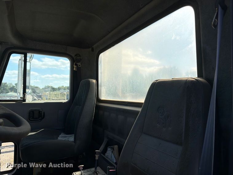image for item DT3056 1992 Mack CH600 semi truck