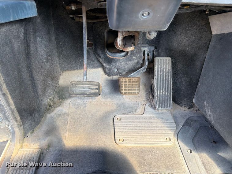 image for item DT3056 1992 Mack CH600 semi truck
